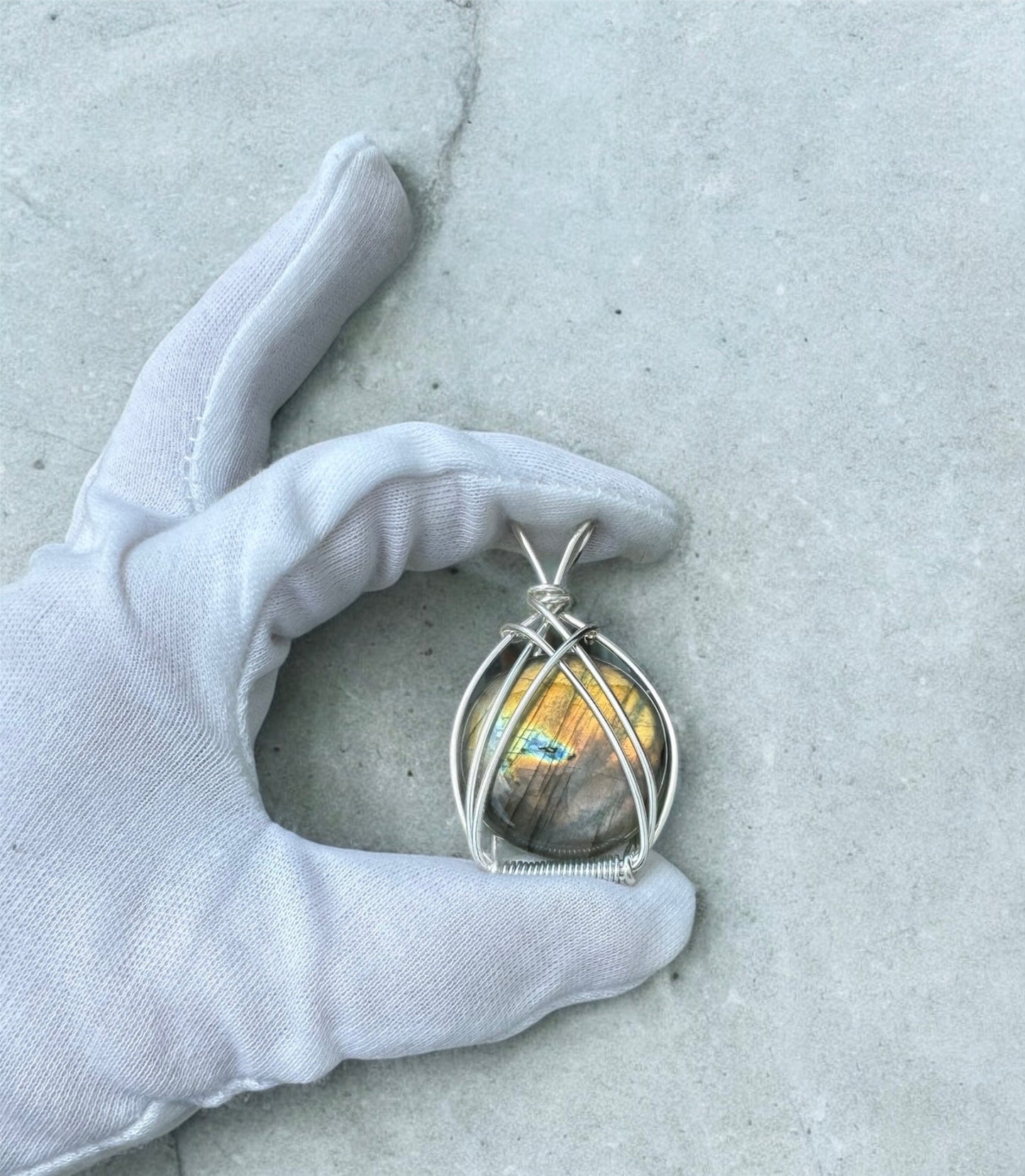 .Round Labradorite Pendant.