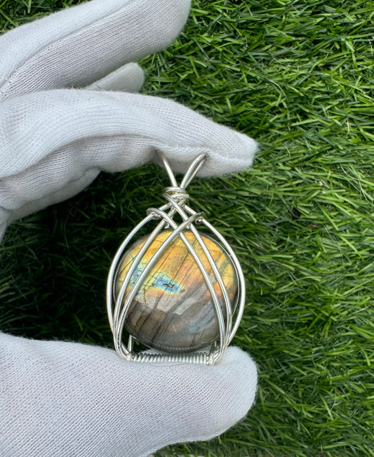 .Round Labradorite Pendant.